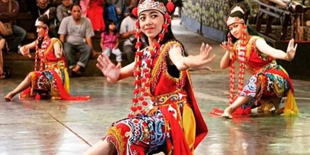 Tari Jaipong Get on Explore Indonesian Travel