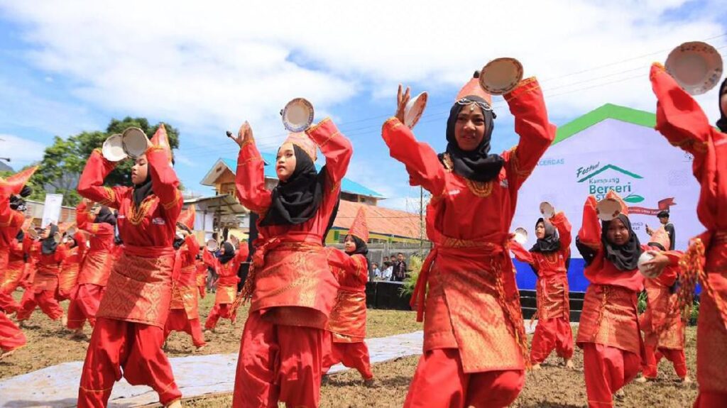 Tari Piring Get on Explore Indonesian Travel
